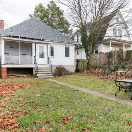 Cozy Cape Cod Bungalow King Queen WD Full Kitchen Wifi Desk