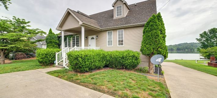 Hot Tub, Dock and Views Waterfront Home in Cadiz! Ξενοδοχεία στην πόλη Trigg County