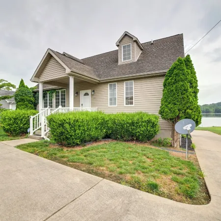 Hot Tub, Dock and Views Waterfront Home in Cadiz! Hotéis em Trigg County