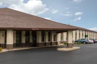 Quality Inn Sycamore - DeKalb - parking