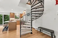 Hidden Gem, 4 Min to Lift 7 Garage, Hot Tub, Lux Kitchen, Big + Bright 4 Bedroom Condo by RedAwning - Balkoner