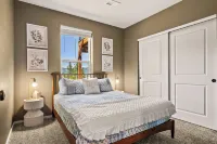 Luxe Mtn Retreat, Epic Views, Hot Tub, Stargazing Bed, Firepit, Red Rocks - 4-Star