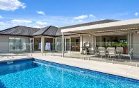 The Wine Country Retreat by Homello - สระว่ายน้ำส่วนตัว