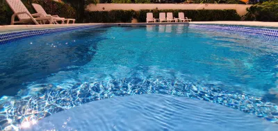 Costambar Ocean Breeze - Beachfront Apartment with Pool Các khách sạn ở 