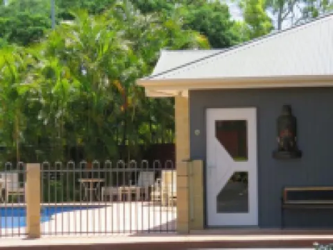 Emerald Gardens Motel & Apartments