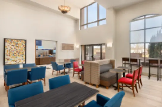 ฮอลิเดย์ อินน์ เอ็กซ์เพรส โฮเทล แอนด์ สวีทส์ ออฟ โอเปไลกา/ออเบิร์น บาย IHG โรงแรมในโอเพไลกา