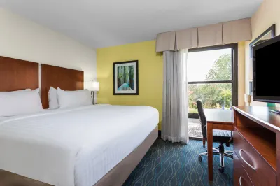 Holiday Inn Express & Suites Wilmington-University Ctr Hotele w: New Hanover County