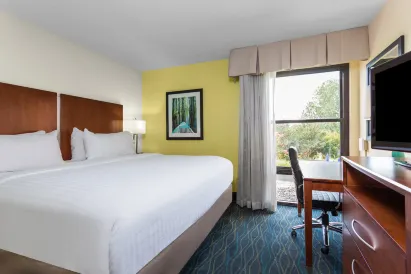 Holiday Inn Express & Suites Wilmington-University Ctr