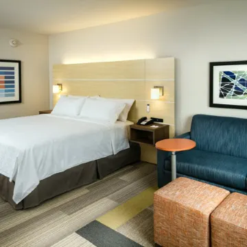 Holiday Inn Express & Suites MEDFORD by IHG