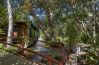 Dinah's Garden Hotel