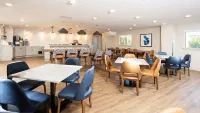 Pomeroy Hotel Fort McMurray - breakfast