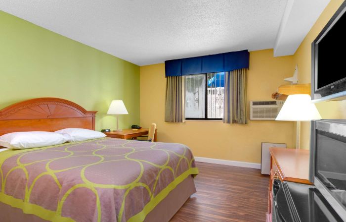 Super 8 by Wyndham Gainesville I-75 Hospital/University Area
