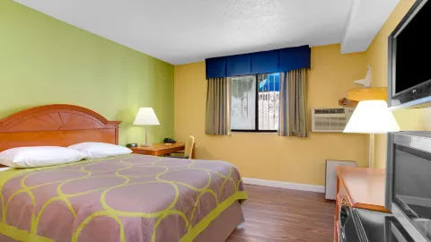 Super 8 by Wyndham Gainesville I-75 Hospital/University Area in Гейнсвилл