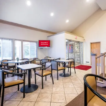 Red Roof Inn Clifton Park Отели в г. Клифтон Парк
