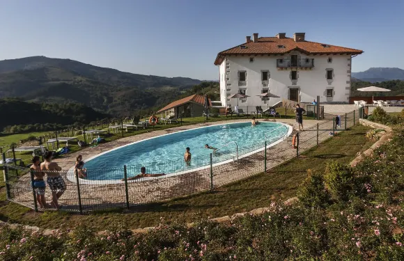 伊裏薩里巴沙炯華麗森林小屋酒店