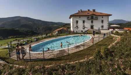 Cabañas Deluxe Basajaun Basoa by IrriSarri Land Отели в г. Igantzi