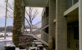Campton Parkway Inn - Housity
