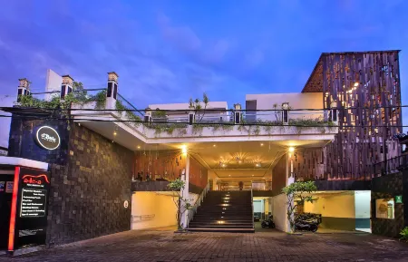 The Alea Hotel Seminyak Отели рядом с достопримечательностью «Бамбак Парк Виллас»