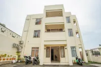RedDoorz near Universitas Samratulangi Manado Hotel di Malalayang
