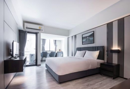 12 the Residence Hotel & Apartment