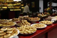 Holiday & Business Hotel - Em Frente ao Centro de Eventos e Arena Conda - Bữa sáng