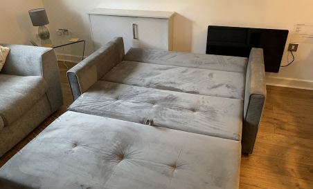 Stylish and Immaculate 2-Bed Apartment in Leigh - Housity