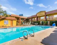 Rodeway Inn & Suites Corona - Pools