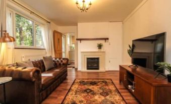 Charming 2-Bed Apartment in Brentwood Free Parking