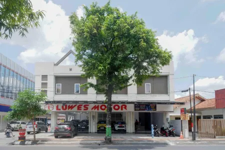 RedDoorz Near Simpang Tujuh Kudus Отели рядом с достопримечательностью «Централна джамия на Кудус»