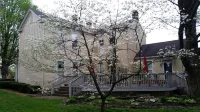 Red Rose Inn Bed & Breakfast Hotel dekat Basilica of St Joseph Proto-Cathedral