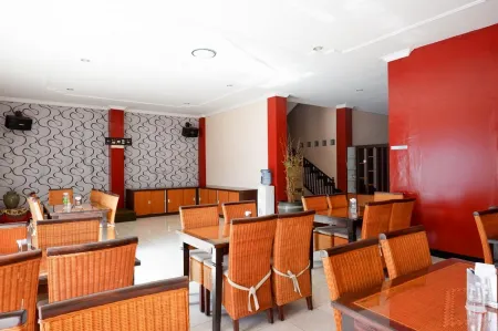 RedDoorz Plus Near Stadion Wijaya Kusuma Отели рядом с достопримечательностью «Dojang Penyu Timur»