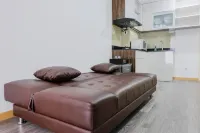 Elegant and Convenient 2Br Apartment M-Town Residence Отели в г. West Pakulonan