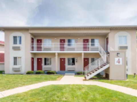 Super 8 by Wyndham Indianapolis/NE/Castleton Area