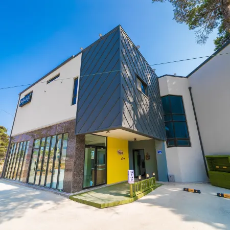 Gangneung Haesollaeeum Pension Отели рядом с достопримечательностью «Пляж Анмок»