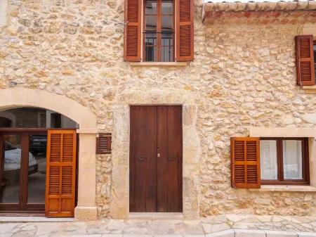 Biniarroi Charm & Quality Отели рядом с достопримечательностью «Mallorca Fashion Outlet»