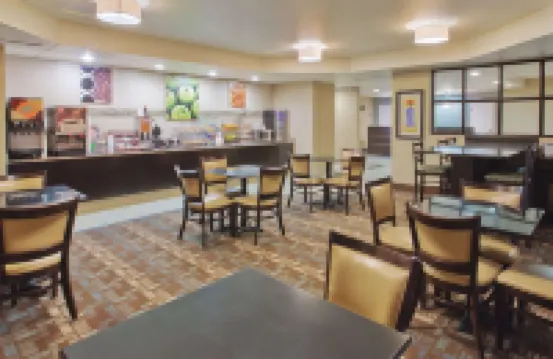 La Quinta Inn & Suites by Wyndham Columbus - Grove City