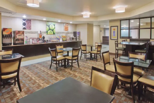 La Quinta Inn & Suites by Wyndham Columbus - Grove City Отели в г. Гров Сити