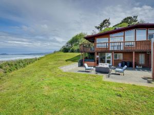 Mckinleyville Getaway w/ Hot Tub & Ocean Views!