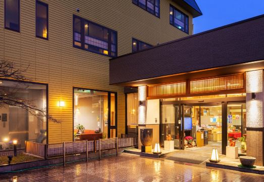 전통적인 스타일의 온천 탕