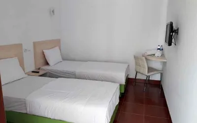 RedDoorz Plus Near Alun Alun Kuningan Hotel dekat Balong Keramat Darmaloka Site
