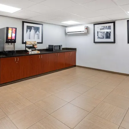 Super 8 by Wyndham Mount Laurel