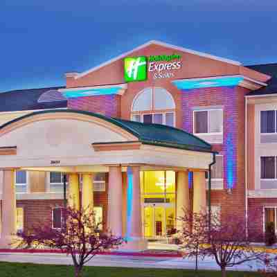 Holiday Inn Express & Suites Ames Hotel Exterior