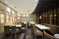 Hotel Golden Palace Hotels near Nakhoda Mosque