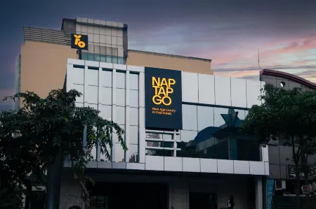 NapTapGo: Japanese Private Pod Hotel, E-City Metro Отели рядом с достопримечательностью «Ghaziabad Haat»