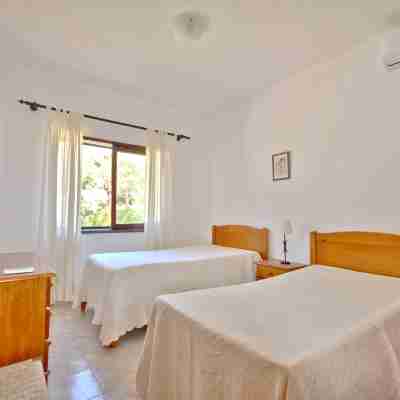 Close to Beaches and All Amenities, Private Pool, Free AC and Wifi Rooms