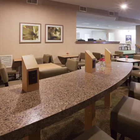 La Quinta Inn & Suites by Wyndham Houston Stafford Sugarland
