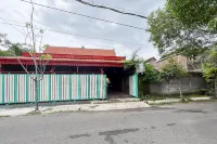 RedDoorz Syariah Near RS Bhayangkara Nganjuk Hotel a Nganjuk Sub-District