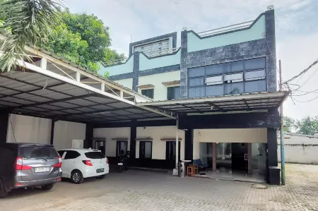 Ni Hotel Syariah Bandara Soekarno Hatta Mitra RedDoorz Отели в г. Neglasari