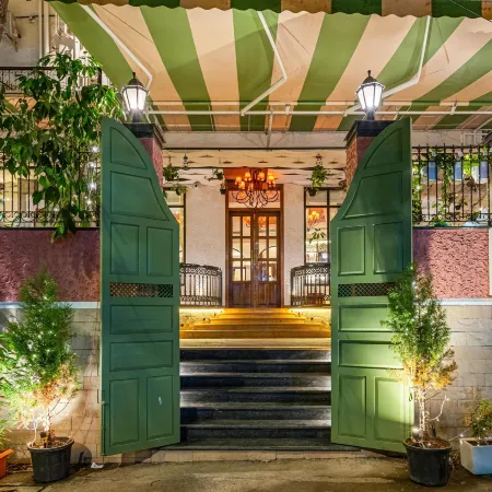 Arnna Hotel - Goregaon Отели рядом с достопримечательностью «Торговый Центр Оберои»