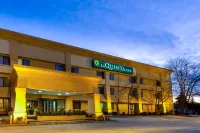 La Quinta Inn by Wyndham Chicago Willowbrook Hotels in Willowbrook